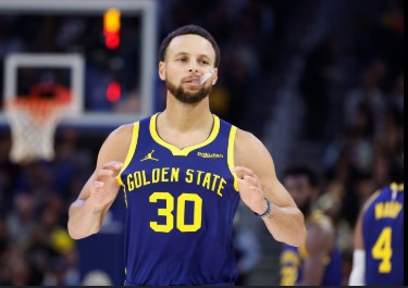 Steph Curry Shatters Records in Warriors vs. Kings Showdown!