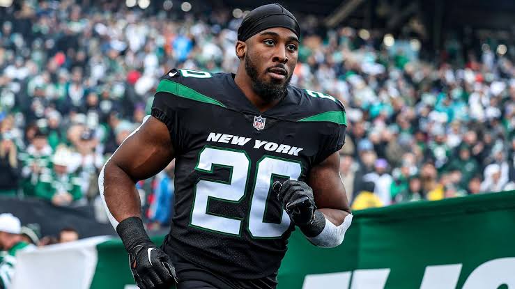 Aaron Glenn’s strange remarks about Breece Hall could be a cause for concern among NY Jets fans.