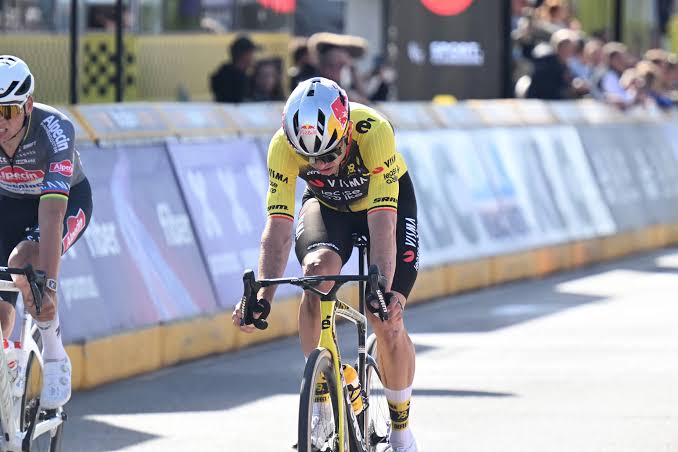 Wout van Aert Makes Strong Comeback with Gritty Ride at 2025 Tour of Flanders